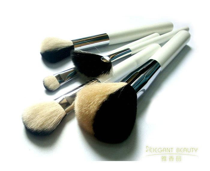 化妝刷柄的材質(zhì)對使用體驗有何影響？你們提供哪些選擇？