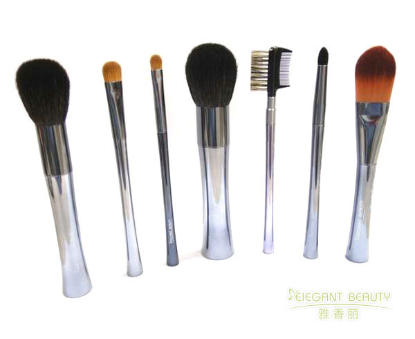 成套化妝刷中的每把刷子都有何特定用途？